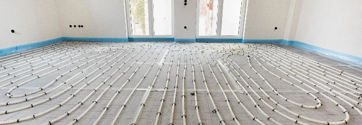 Fußbodenheizung in einem Raum verlegt